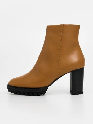 Botki na platformie Högl