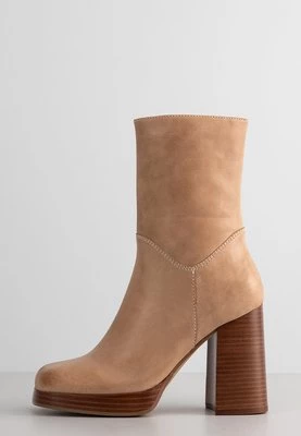 Botki na platformie Jeffrey Campbell