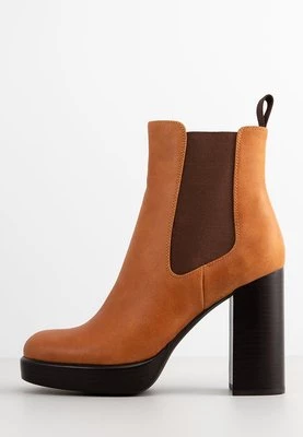 Botki na platformie Jeffrey Campbell