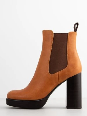 Botki na platformie Jeffrey Campbell
