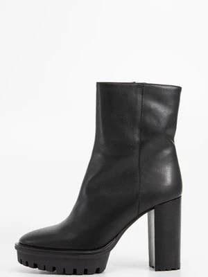 Botki na platformie Jonak