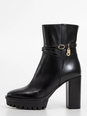 Botki na platformie Jonak