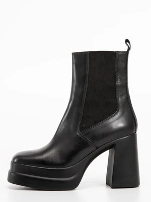 Botki na platformie Jonak