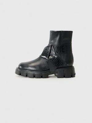 Botki na platformie Love Moschino