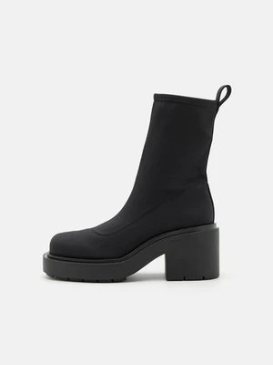 Botki na platformie Monki