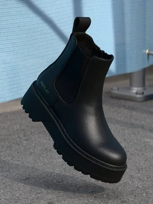 Botki na platformie Replay