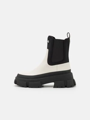 Botki na platformie Steve Madden