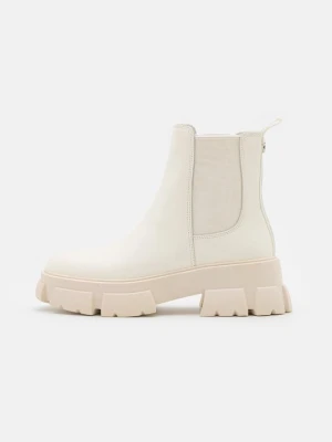 Botki na platformie Steve Madden mleczny