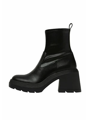 Botki na platformie Stradivarius