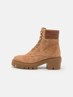 Botki na platformie Stuart Weitzman