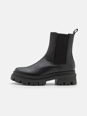 Botki na platformie tamaris