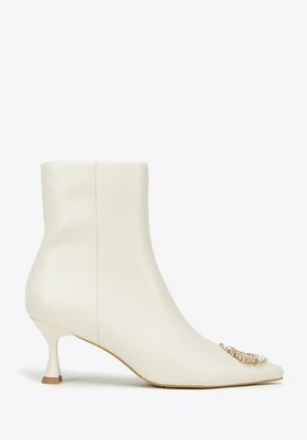 Botki skórzane z okrągłą klamrą na szpilce kremowe Wittchen