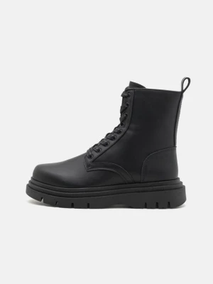 Botki sznurowane Armani Exchange czarny