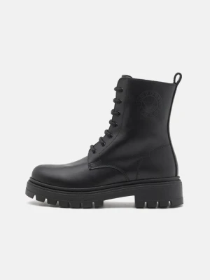 Botki sznurowane Emporio Armani czarny