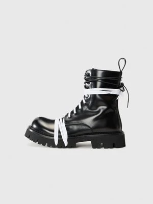 Botki sznurowane Moschino