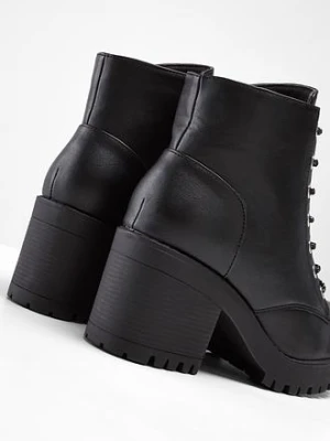 Botki sznurowane na obcasie słupkowym bonprix