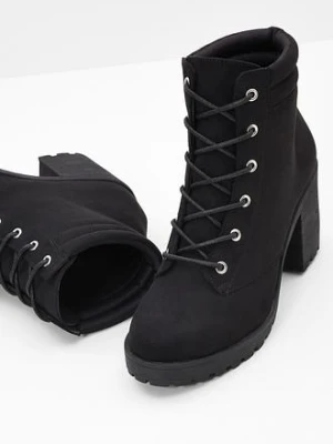 Botki sznurowane na obcasie słupkowym bonprix