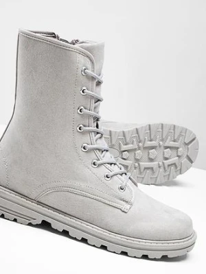 Botki sznurowane z profilowaną podeszwą bonprix