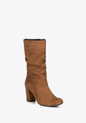 Botki z zamszu na słupku do połowy łydki brązowe Wittchen