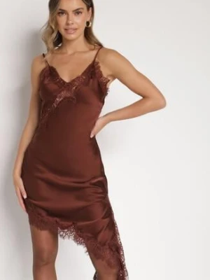 Brązowa Asymetryczna Sukienka z Satyny Ozdobiona Koronką Monivea