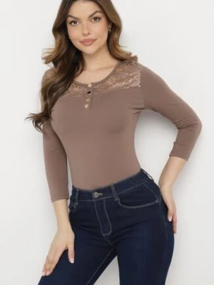 Brązowa Bawełniana Bluzka z Ozdobnymi Napami i Wstawką z Koronki Betolia las garras