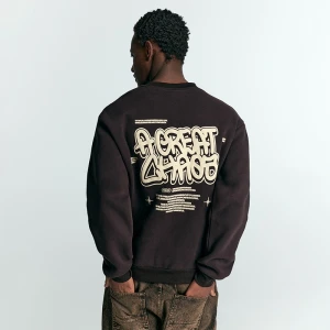 Brązowa bluza z napisem A Great Chaos House