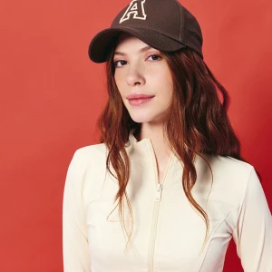 Brązowa czapka z daszkiem i haftem A House