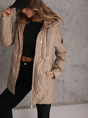 Brązowa Długa Kurtka Parka Pikowana z Kapturem Ozdobiona Aplikacją Rossea