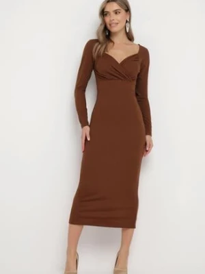 Brązowa Dopasowana Sukienka Maxi z Kopertowym Dekoltem Mistena messaya