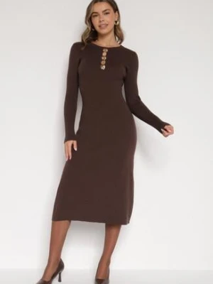 Brązowa Dopasowana Sukienka z Prążkowanej Dzianiny z Wiskozą z Aplikacjami Tusmana