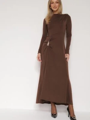 Brązowa Koktajlowa Sukienka Ozdobiona Metaliczną Aplikacją i Marszczeniem z Boku Retima