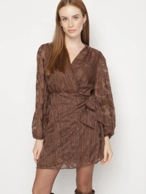 Brązowa Kopertowa Sukienka w Tłoczone Kwiaty z Wiązaniem w Talii Esna