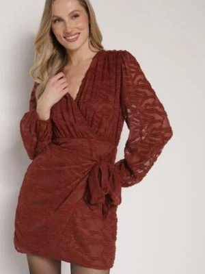 Brązowa Kopertowa Sukienka z Tkaniny Plumeti Zenorava