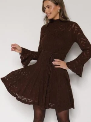 Brązowa Koronkowa Sukienka z Wiązaniem Półgolfem i Falbankami Alnefera