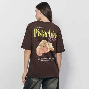 Brązowa koszulka z nadrukiem Currently in my Pistachio Era House