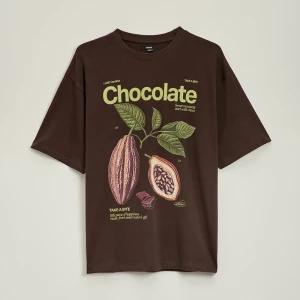 Brązowa koszulka z nadrukiem kakaowca z napisem Chocolate House