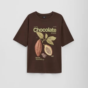 Brązowa koszulka z nadrukiem kakaowca z napisem Chocolate House