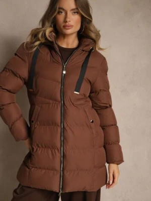 Brązowa Kurtka Pikowana o Długim Kroju z Kapturem i Suwakiem Dwukierunkowym Naomira