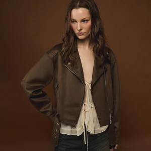 Brązowa kurtka ramoneska z imitacji zamszu z paskiem House