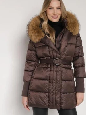 Brązowa Kurtka z Pikowanymi Przeszyciami Paskiem i Kapturem z Futrem Lidanessa