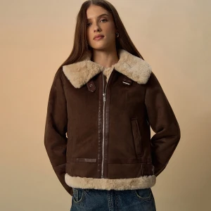 Brązowa kurtka ze sztucznej skóry z futerkiem na kołnierzu i rękawach. House