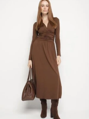 Brązowa Marszczona Sukienka Taliowana z Wiskozą z Dekoltem V i Długim Rękawem Emirie