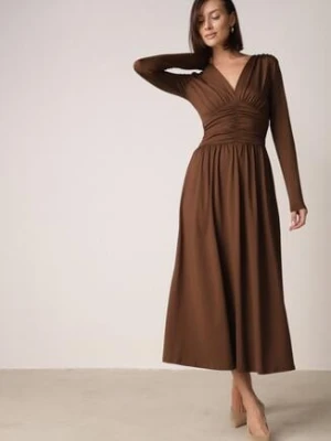 Brązowa Marszczona Sukienka Taliowana z Wiskozą z Dekoltem V i Długim Rękawem Emirie
