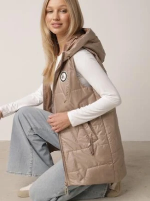 Brązowa Pikowana Kamizelka o Długim Kroju z Nieodpinanym Kapturem i Aplikacją Koretes swest