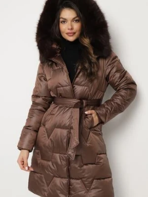 Brązowa Pikowana Kurtka o Długim Kroju Ozdobiona Paskiem i Odpinanym Futerkiem Milirra swest