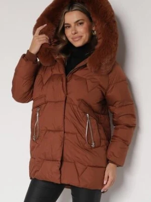 Brązowa Pikowana Kurtka o Pudełkowym Kroju z Odpinanym Futerkiem i Ozdobnym Suwakiem Hedilina