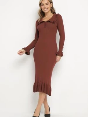 Brązowa Prążkowana Sukienka Midi z Kołnierzykiem z Guzikami i Falbanką Prestaria rosa