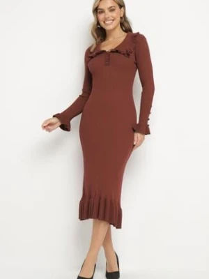 Brązowa Prążkowana Sukienka Midi z Kołnierzykiem z Guzikami i Falbanką Prestaria rosa