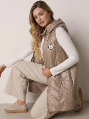 Brązowa Przejściowa Kamizelka Pikowana o Długim Kroju z Kapturem i Naszywką Harmaste