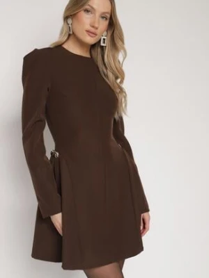 Brązowa Rozkloszowana Sukienka Ozdobiona Metaliczną Aplikacją Eleslie